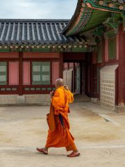 历史古风韩漫封面，朝鲜王朝宫廷场景，华丽服饰人物，精细彩漫绘制风格