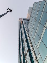 职场励志韩漫条漫封面，现代办公室场景，西装职场人物，简洁干练的彩漫风格